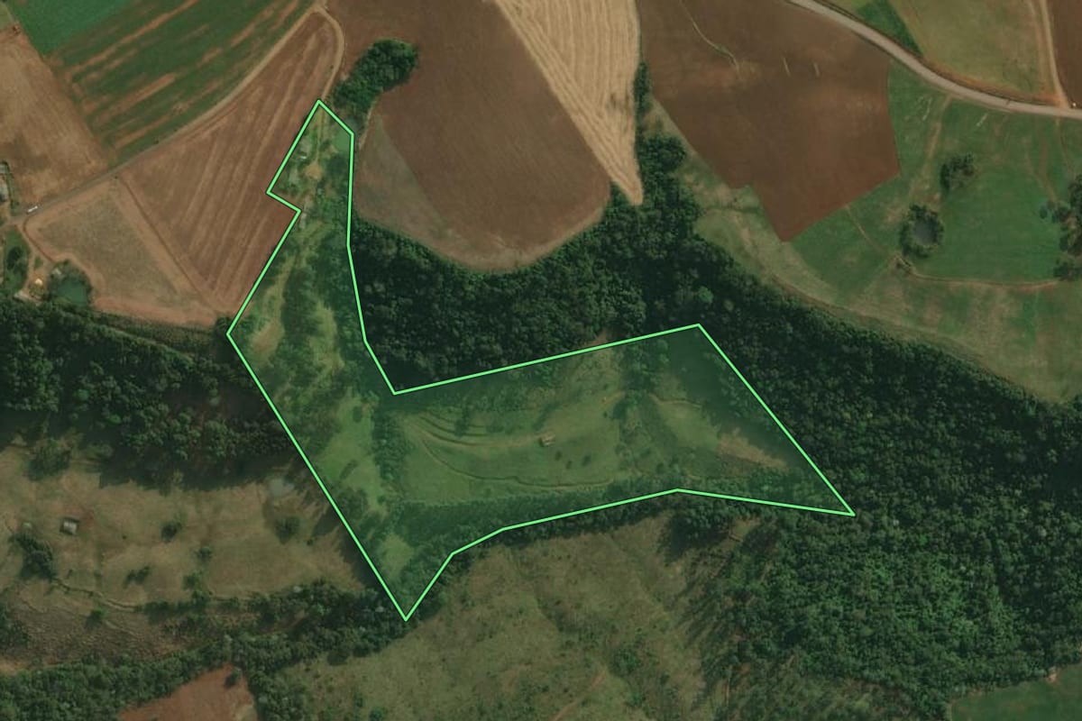 Imagem de satélite do imóvel rural em Belmonte (SC), com o contorno declarado no CAR desenhado por cima.