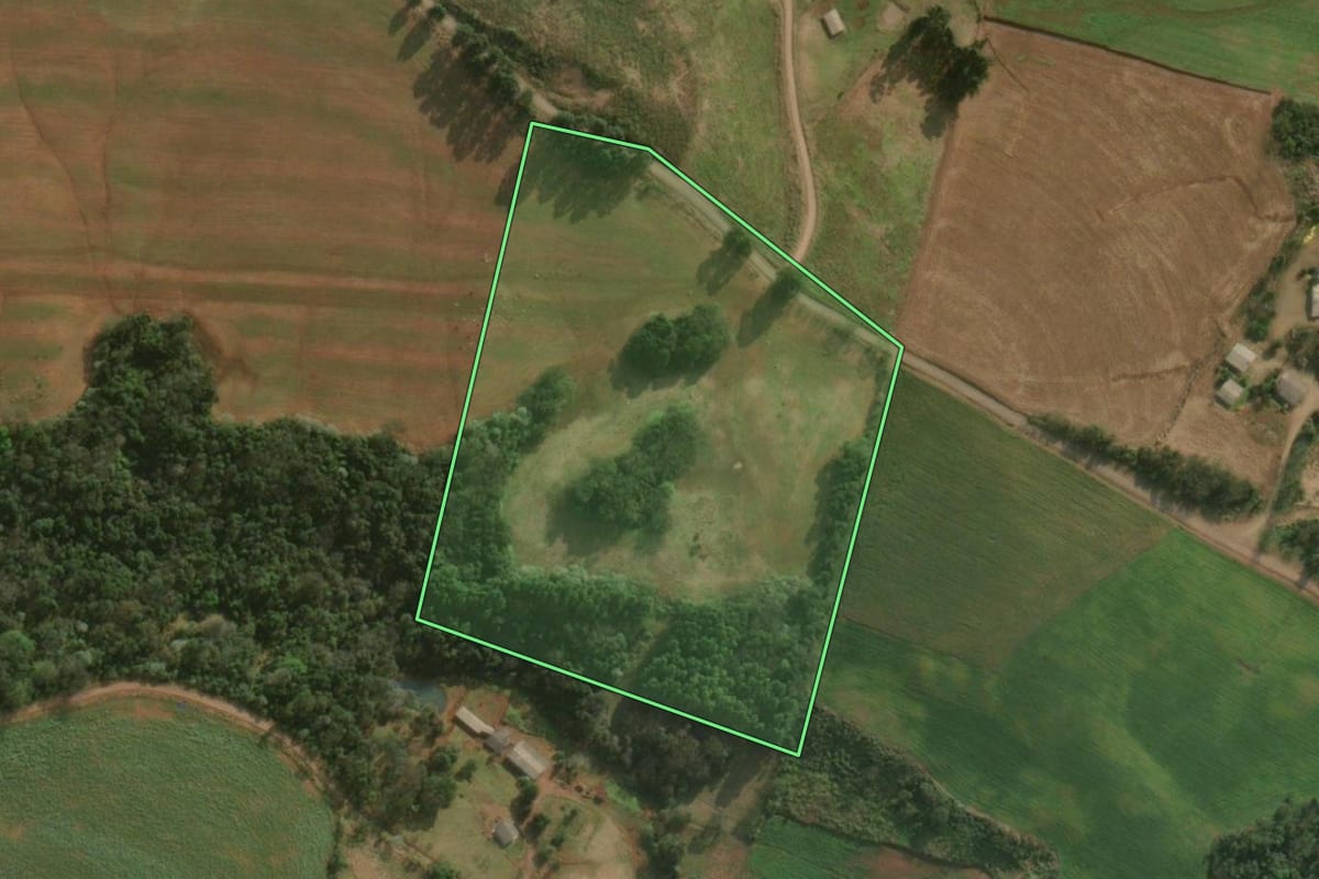 Imagem de satélite do imóvel rural em Belmonte (SC), com o contorno declarado no CAR desenhado por cima.
