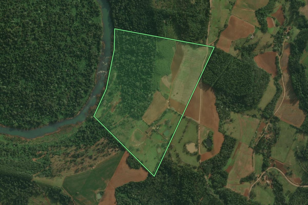 Imagem de satélite do imóvel rural em Belmonte (SC), com o contorno declarado no CAR desenhado por cima.