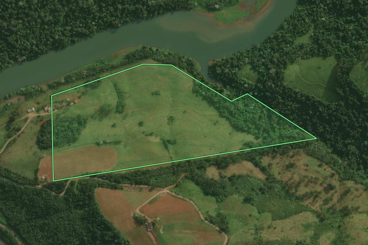 Imagem de satélite do imóvel rural em Belmonte (SC), com o contorno declarado no CAR desenhado por cima.