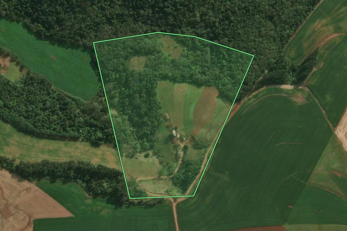 Imagem de satélite do imóvel rural em Belmonte (SC), com o contorno declarado no CAR desenhado por cima.