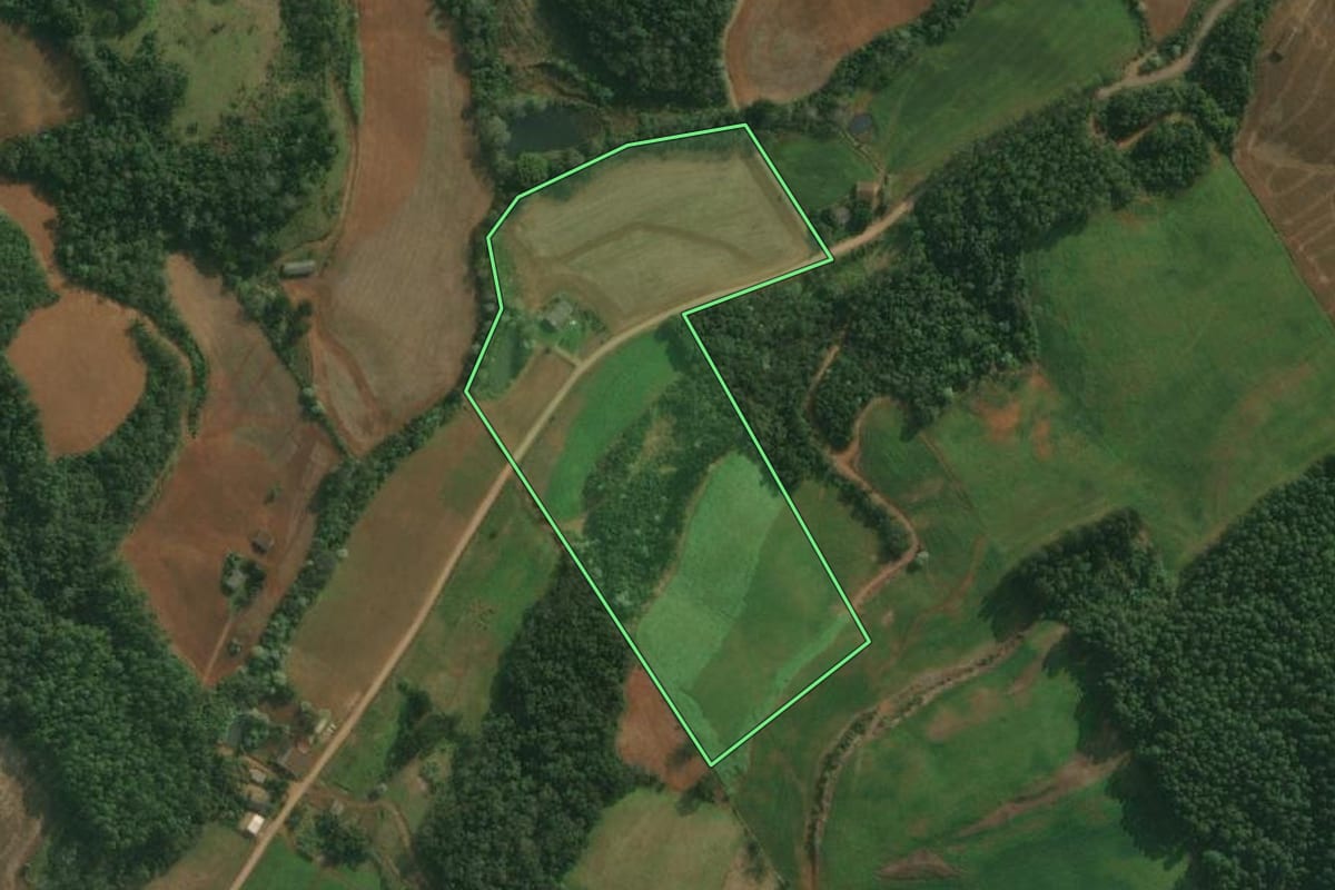 Imagem de satélite do imóvel rural em Belmonte (SC), com o contorno declarado no CAR desenhado por cima.