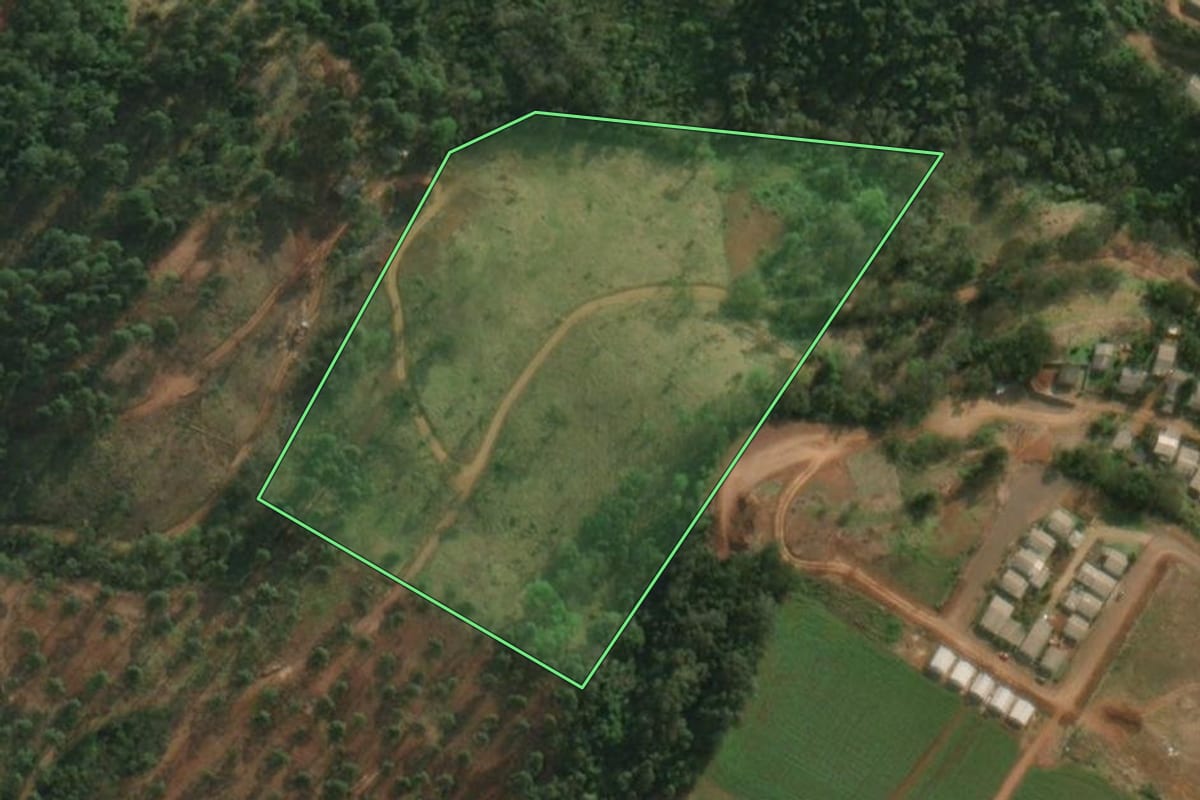 Imagem de satélite do imóvel rural em Belmonte (SC), com o contorno declarado no CAR desenhado por cima.