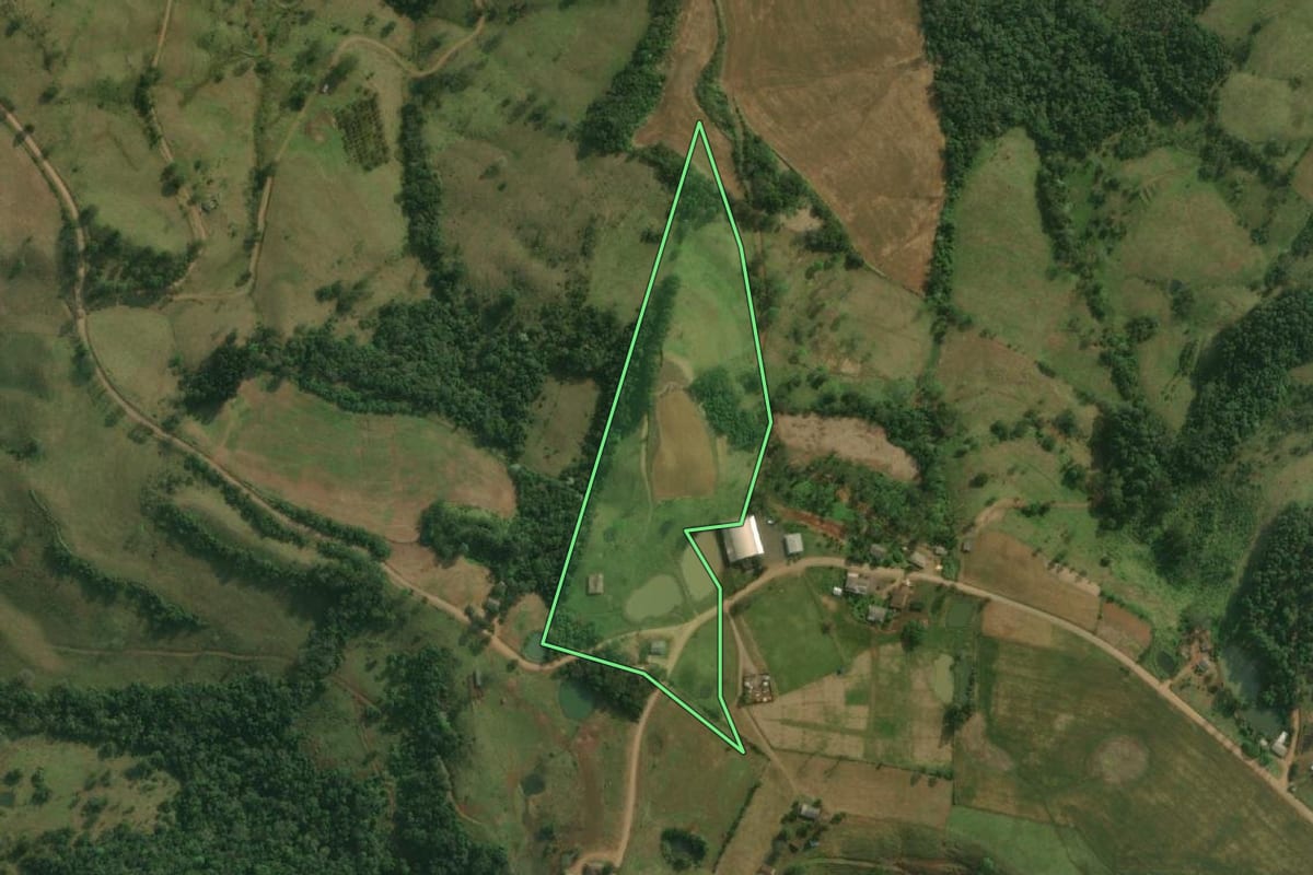 Imagem de satélite do imóvel rural em Belmonte (SC), com o contorno declarado no CAR desenhado por cima.
