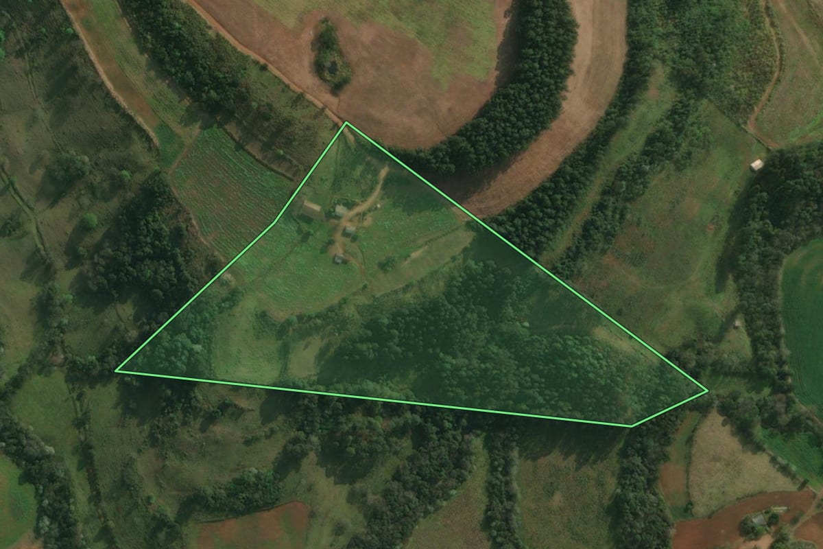Imagem de satélite do imóvel rural em Belmonte (SC), com o contorno declarado no CAR desenhado por cima.