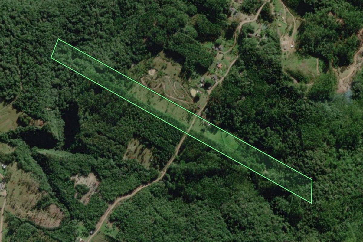 Imagem de satélite do imóvel rural em Benedito Novo (SC), com o contorno declarado no CAR desenhado por cima.
