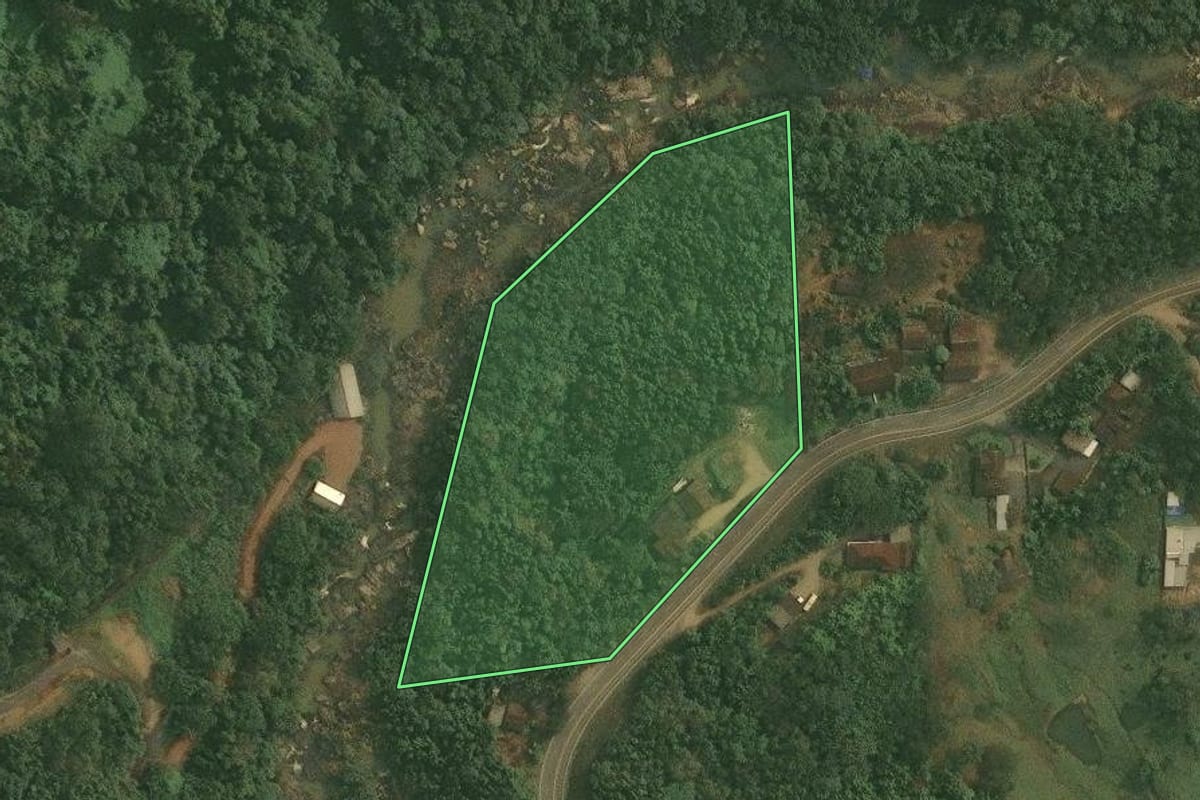 Imagem de satélite do imóvel rural em Benedito Novo (SC), com o contorno declarado no CAR desenhado por cima.