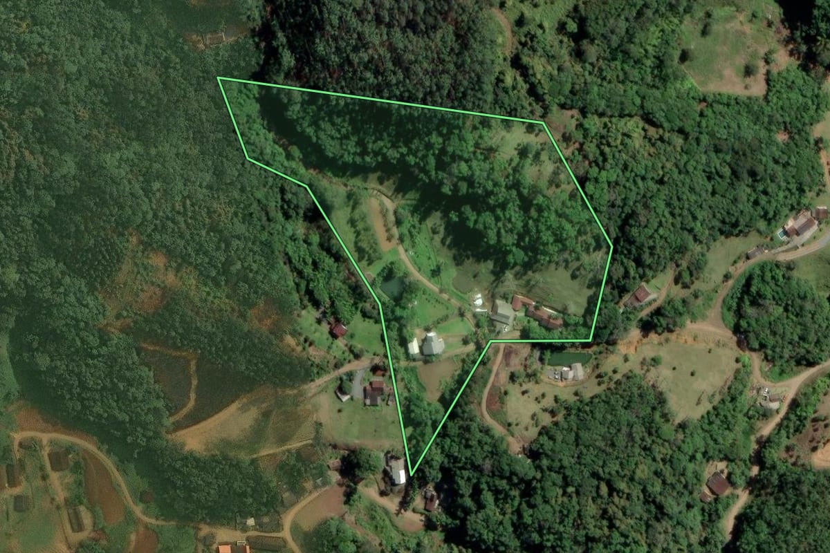 Imagem de satélite do imóvel rural em Benedito Novo (SC), com o contorno declarado no CAR desenhado por cima.