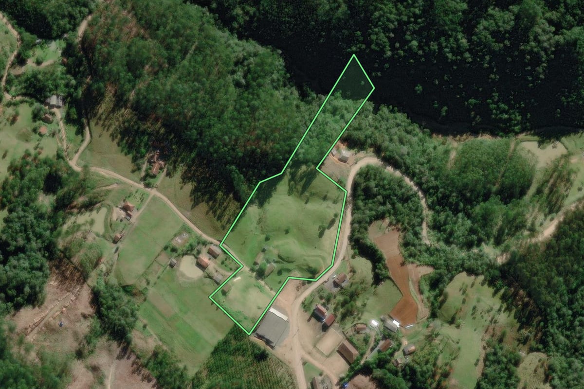 Imagem de satélite do imóvel rural em Benedito Novo (SC), com o contorno declarado no CAR desenhado por cima.
