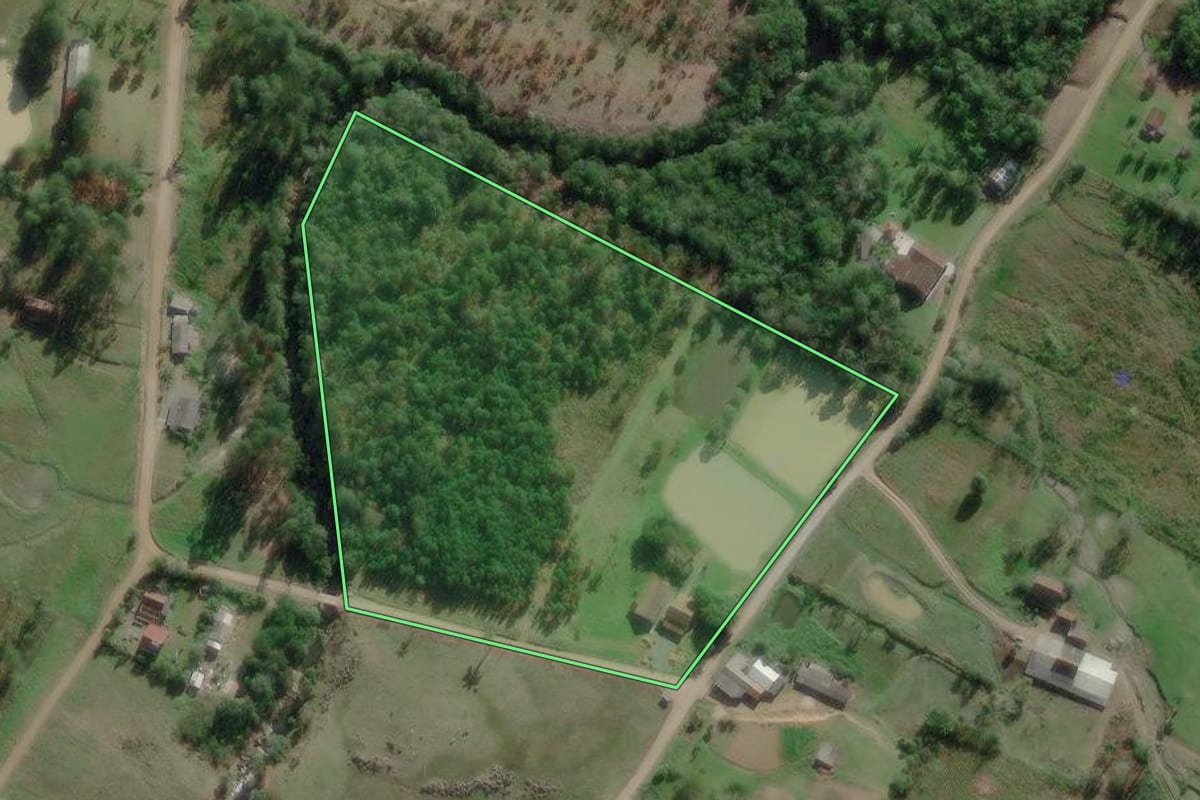 Imagem de satélite do imóvel rural em Benedito Novo (SC), com o contorno declarado no CAR desenhado por cima.