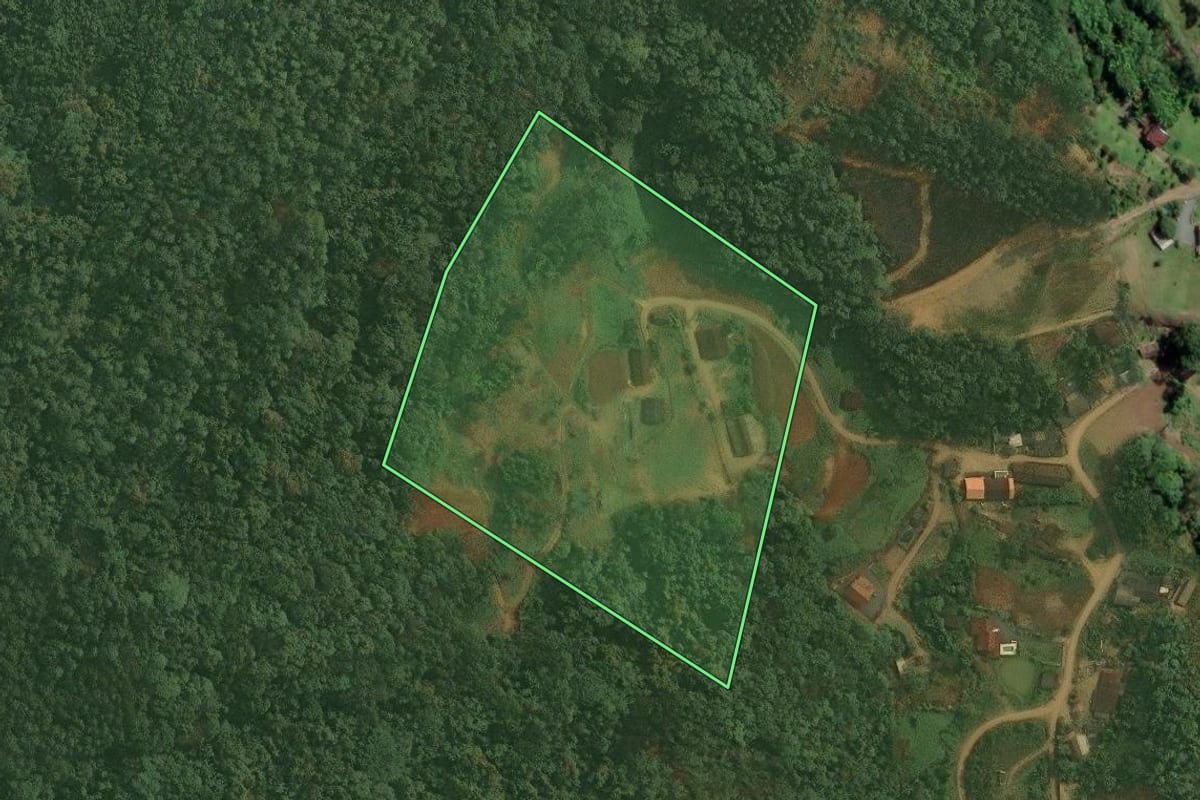 Imagem de satélite do imóvel rural em Benedito Novo (SC), com o contorno declarado no CAR desenhado por cima.