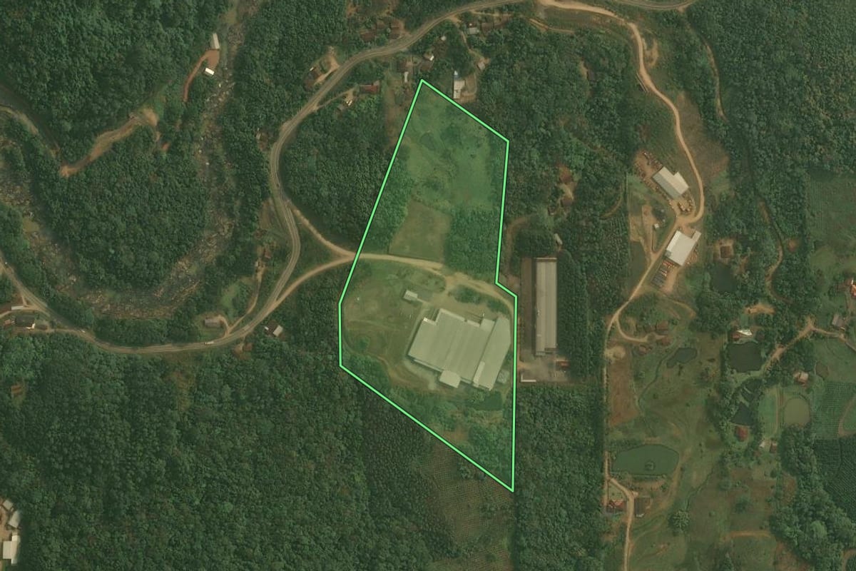 Imagem de satélite do imóvel rural em Benedito Novo (SC), com o contorno declarado no CAR desenhado por cima.