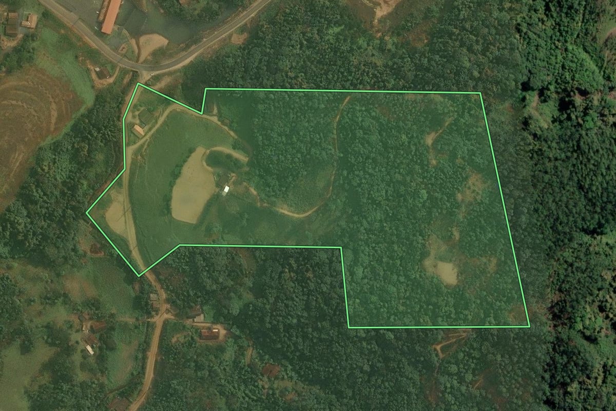 Imagem de satélite do imóvel rural em Benedito Novo (SC), com o contorno declarado no CAR desenhado por cima.