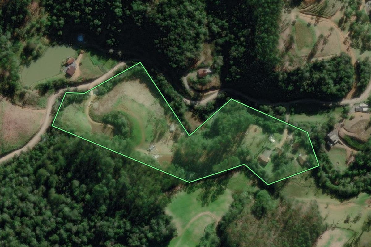 Imagem de satélite do imóvel rural em Benedito Novo (SC), com o contorno declarado no CAR desenhado por cima.