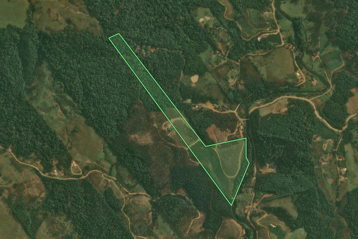 Imagem de satélite do imóvel rural em Benedito Novo (SC), com o contorno declarado no CAR desenhado por cima.