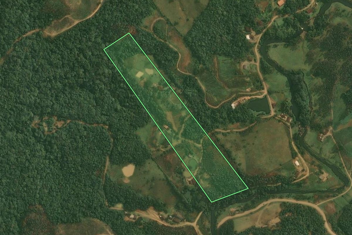 Imagem de satélite do imóvel rural em Benedito Novo (SC), com o contorno declarado no CAR desenhado por cima.