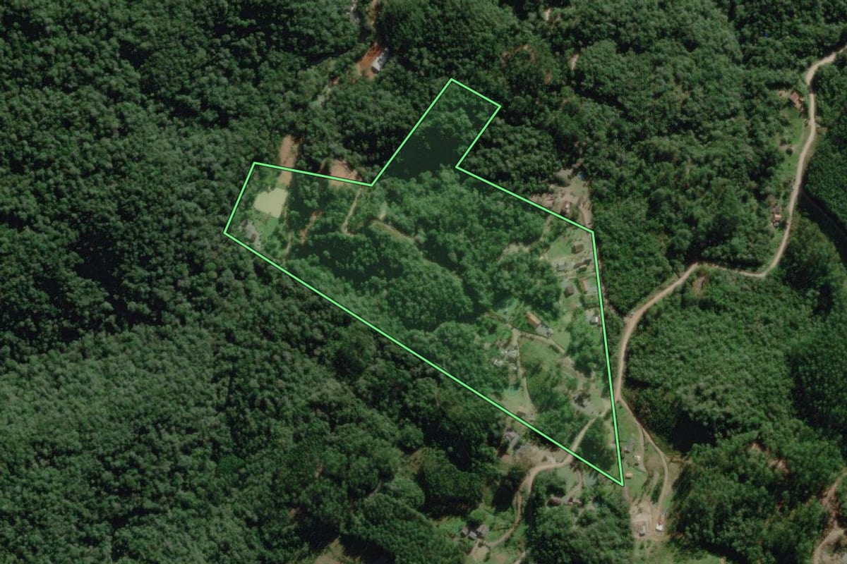 Imagem de satélite do imóvel rural em Benedito Novo (SC), com o contorno declarado no CAR desenhado por cima.