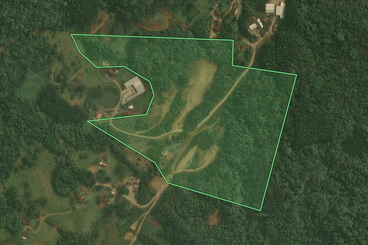 Imagem de satélite do imóvel rural em Benedito Novo (SC), com o contorno declarado no CAR desenhado por cima.