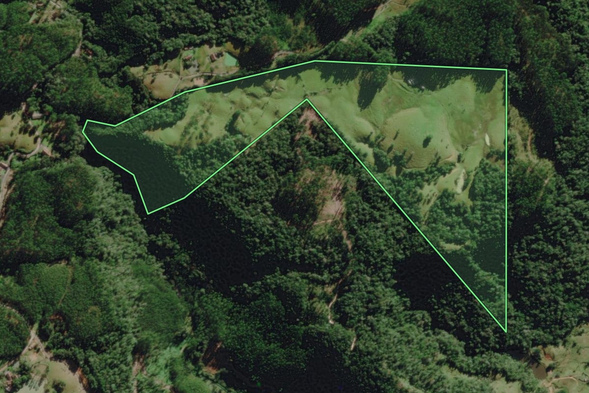 Imagem de satélite do imóvel rural em Benedito Novo (SC), com o contorno declarado no CAR desenhado por cima.