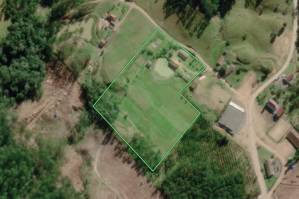 Imagem de satélite do imóvel rural em Benedito Novo (SC), com o contorno declarado no CAR desenhado por cima.