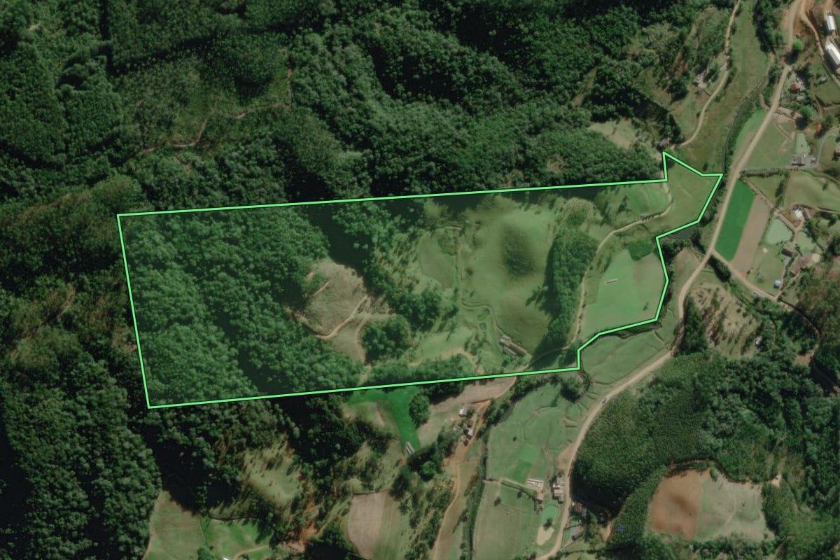 Imagem de satélite do imóvel rural em Benedito Novo (SC), com o contorno declarado no CAR desenhado por cima.