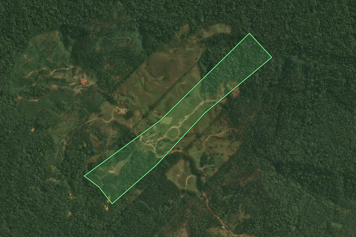 Imagem de satélite do imóvel rural em Benedito Novo (SC), com o contorno declarado no CAR desenhado por cima.