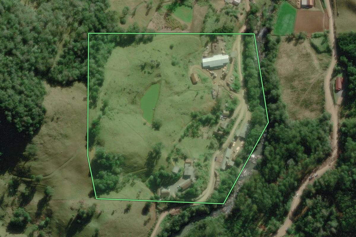 Imagem de satélite do imóvel rural em Benedito Novo (SC), com o contorno declarado no CAR desenhado por cima.