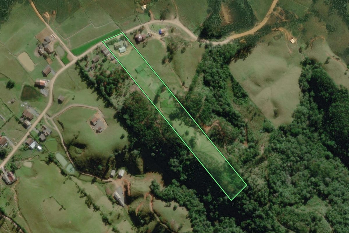 Imagem de satélite do imóvel rural em Benedito Novo (SC), com o contorno declarado no CAR desenhado por cima.