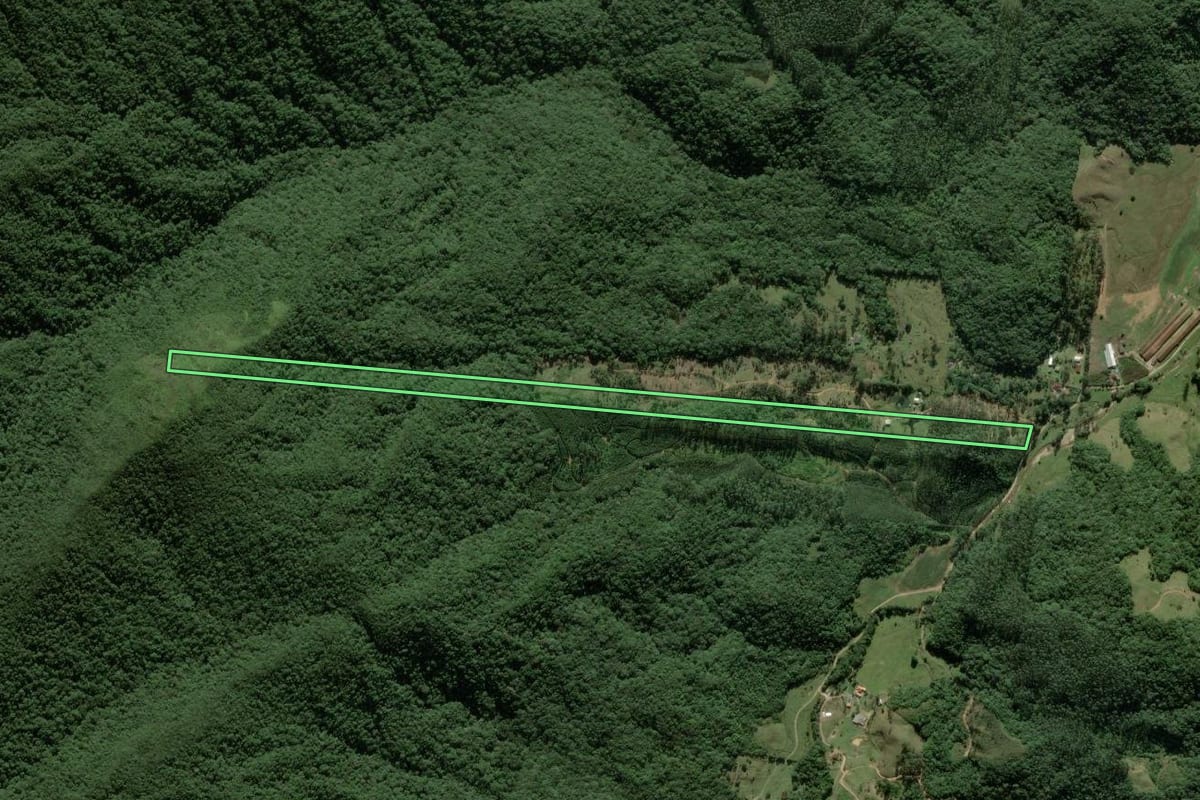 Imagem de satélite do imóvel rural em Biguaçu (SC), com o contorno declarado no CAR desenhado por cima.