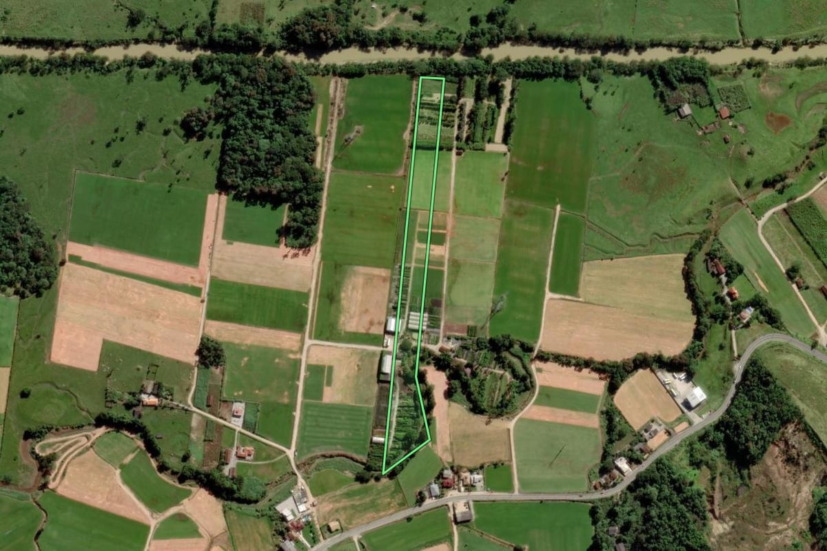 Imagem de satélite do imóvel rural em Biguaçu (SC), com o contorno declarado no CAR desenhado por cima.