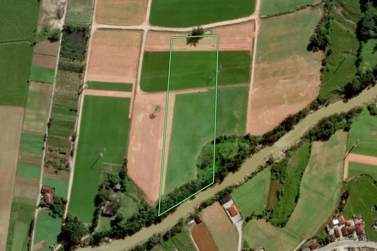 Imagem de satélite do imóvel rural em Biguaçu (SC), com o contorno declarado no CAR desenhado por cima.