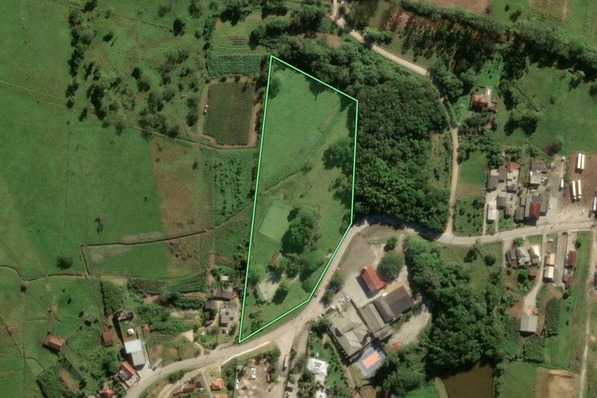 Imagem de satélite do imóvel rural em Biguaçu (SC), com o contorno declarado no CAR desenhado por cima.