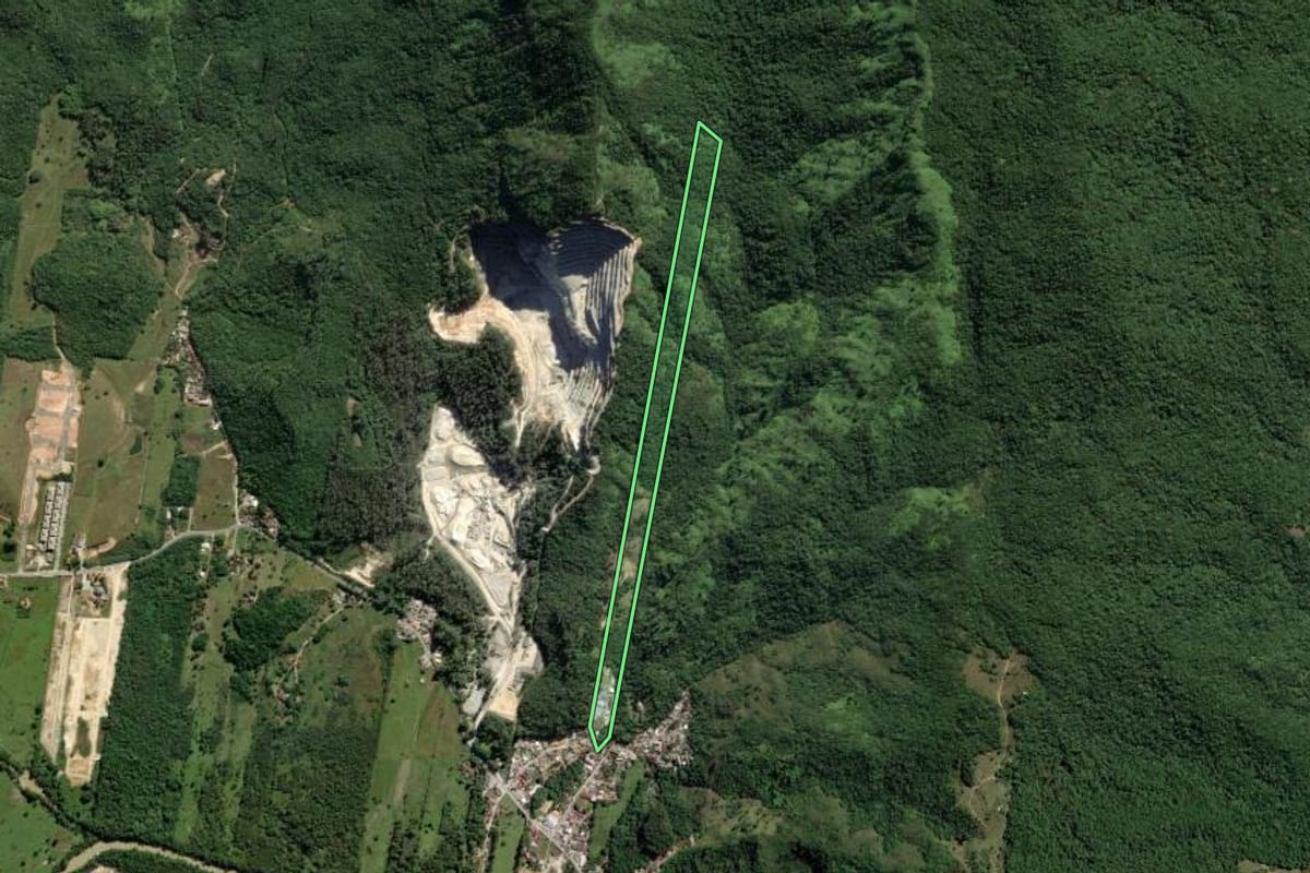 Imagem de satélite do imóvel rural em Biguaçu (SC), com o contorno declarado no CAR desenhado por cima.