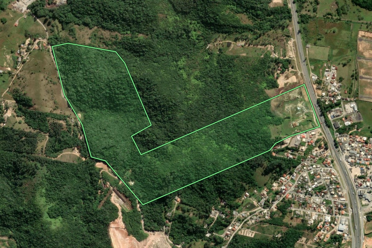 Imagem de satélite do imóvel rural em Biguaçu (SC), com o contorno declarado no CAR desenhado por cima.