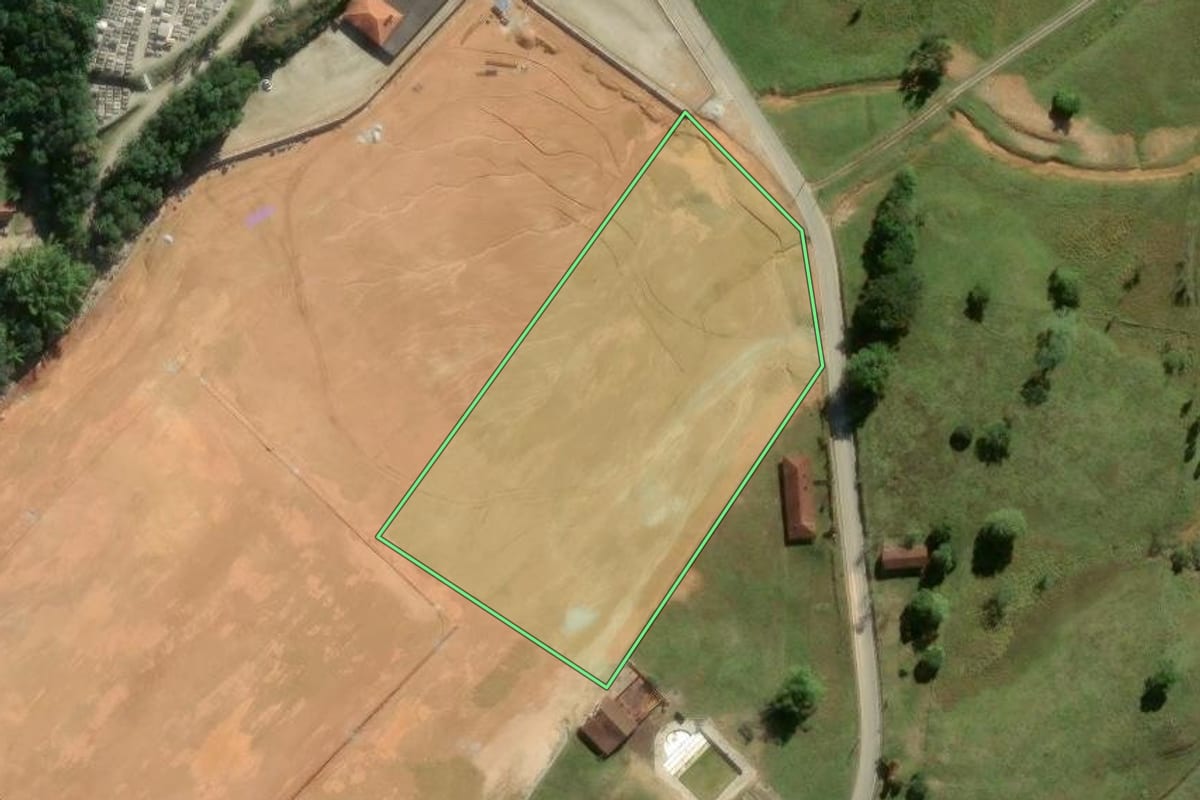 Imagem de satélite do imóvel rural em Biguaçu (SC), com o contorno declarado no CAR desenhado por cima.