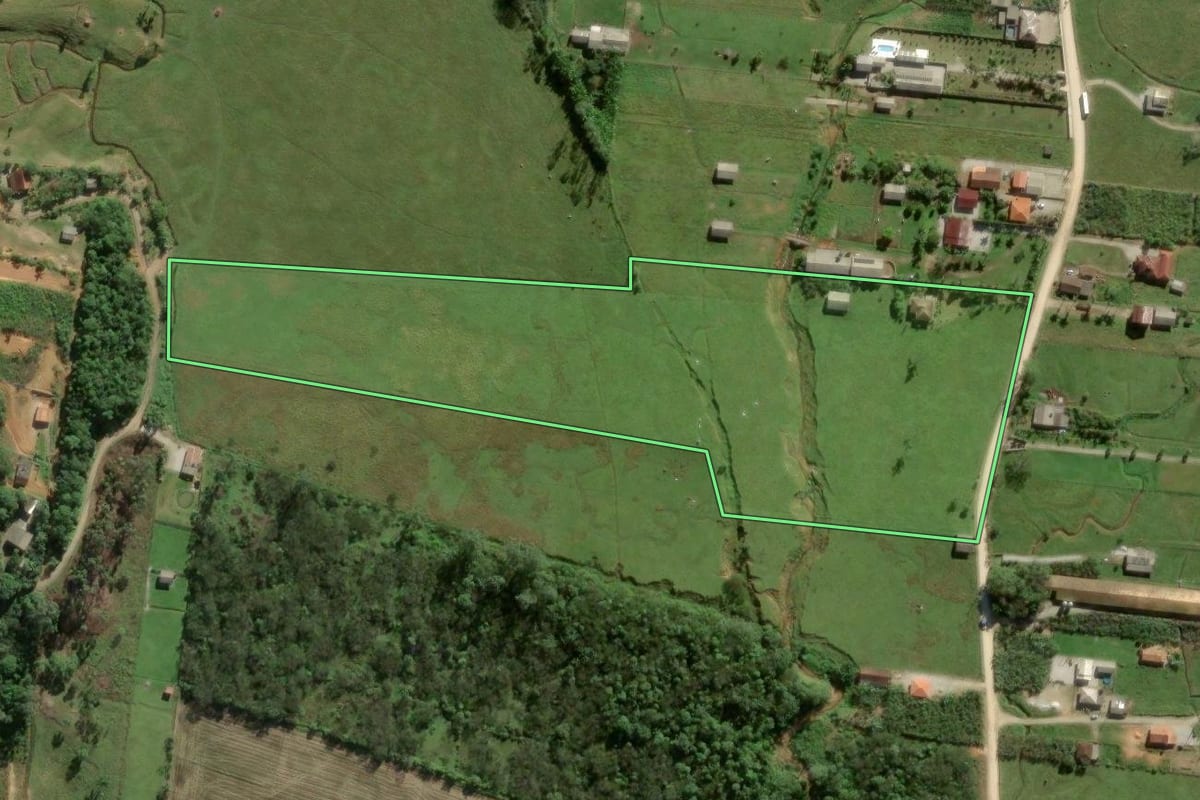 Imagem de satélite do imóvel rural em Biguaçu (SC), com o contorno declarado no CAR desenhado por cima.