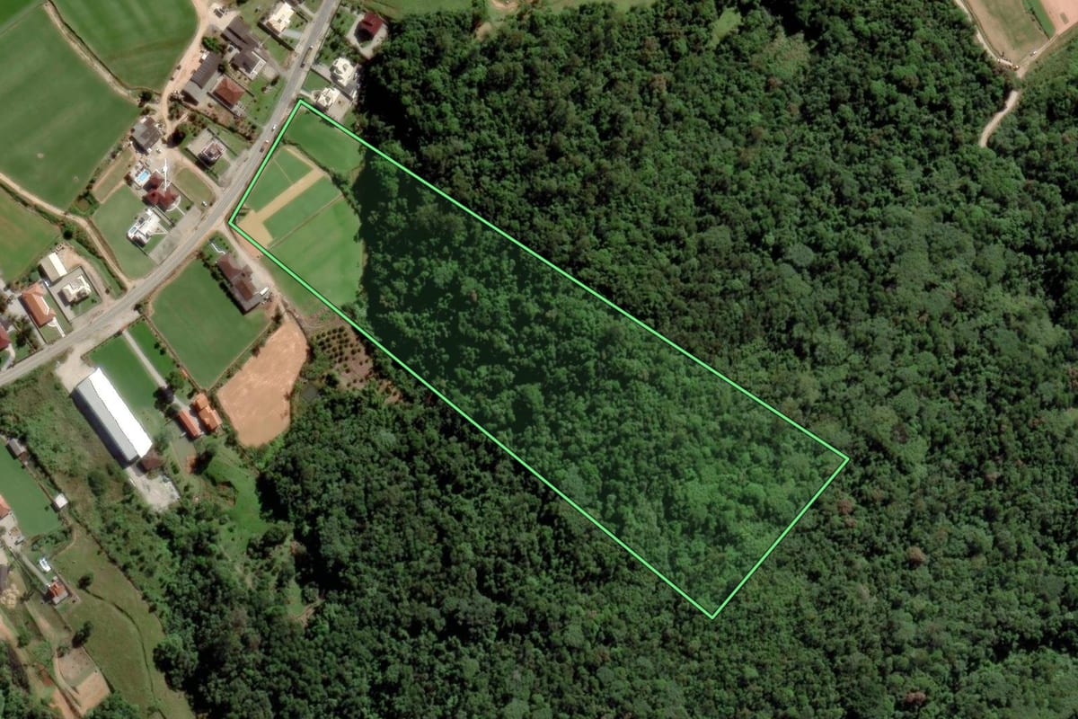 Imagem de satélite do imóvel rural em Biguaçu (SC), com o contorno declarado no CAR desenhado por cima.