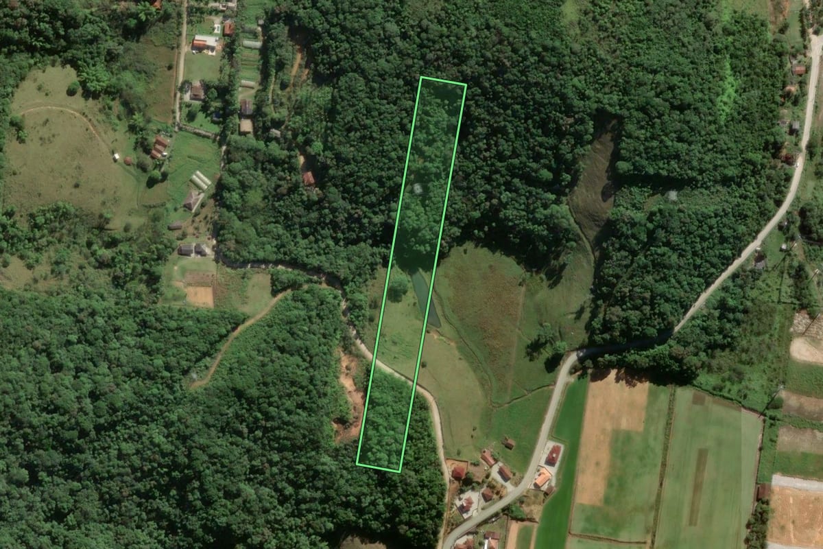Imagem de satélite do imóvel rural em Biguaçu (SC), com o contorno declarado no CAR desenhado por cima.