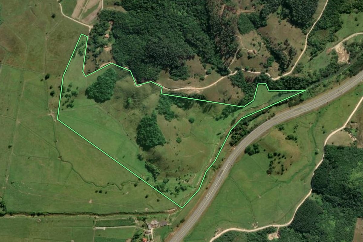 Imagem de satélite do imóvel rural em Biguaçu (SC), com o contorno declarado no CAR desenhado por cima.