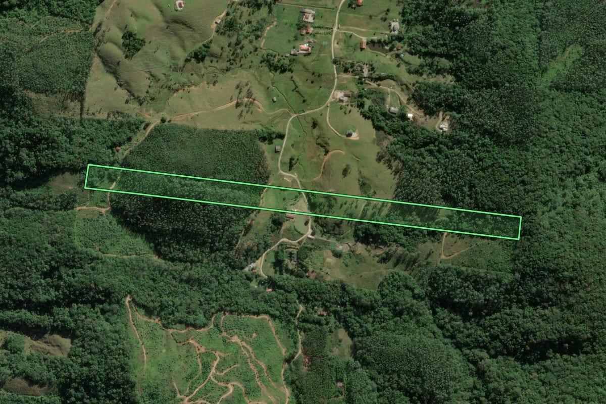 Imagem de satélite do imóvel rural em Biguaçu (SC), com o contorno declarado no CAR desenhado por cima.