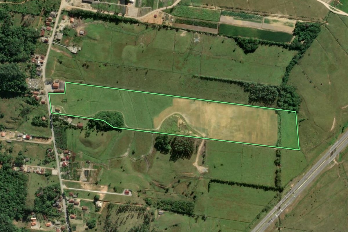 Imagem de satélite do imóvel rural em Biguaçu (SC), com o contorno declarado no CAR desenhado por cima.