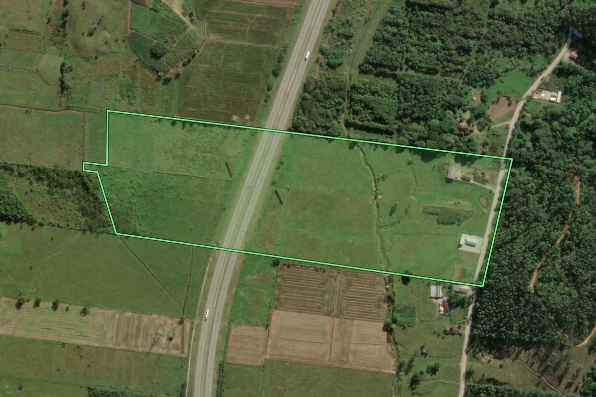Imagem de satélite do imóvel rural em Biguaçu (SC), com o contorno declarado no CAR desenhado por cima.