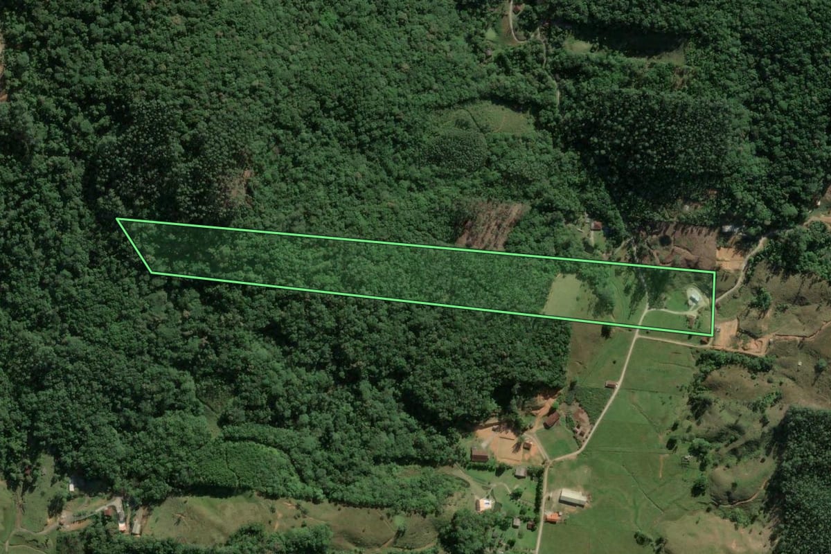 Imagem de satélite do imóvel rural em Biguaçu (SC), com o contorno declarado no CAR desenhado por cima.