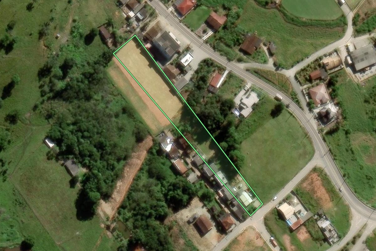 Imagem de satélite do imóvel rural em Biguaçu (SC), com o contorno declarado no CAR desenhado por cima.