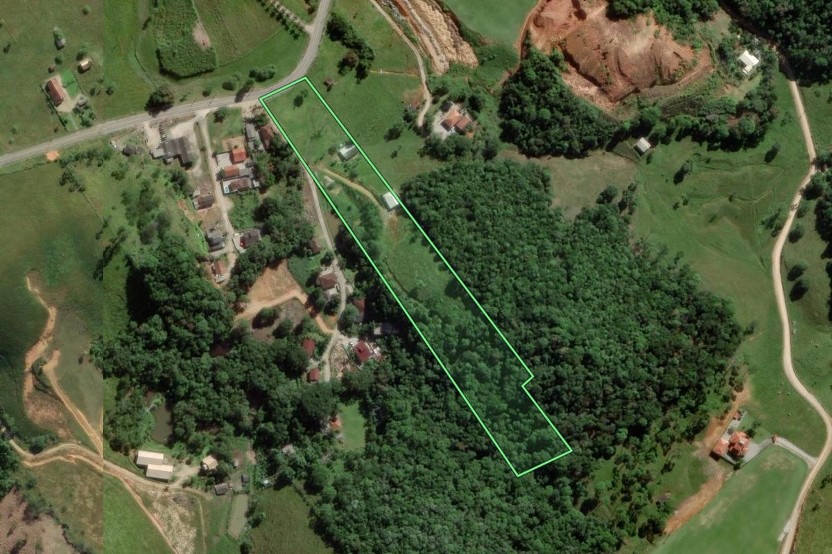 Imagem de satélite do imóvel rural em Biguaçu (SC), com o contorno declarado no CAR desenhado por cima.