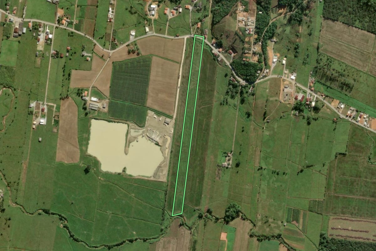 Imagem de satélite do imóvel rural em Biguaçu (SC), com o contorno declarado no CAR desenhado por cima.