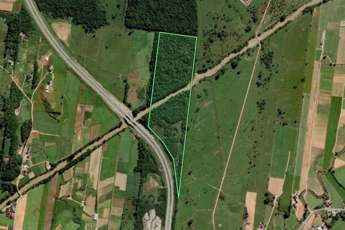 Imagem de satélite do imóvel rural em Biguaçu (SC), com o contorno declarado no CAR desenhado por cima.