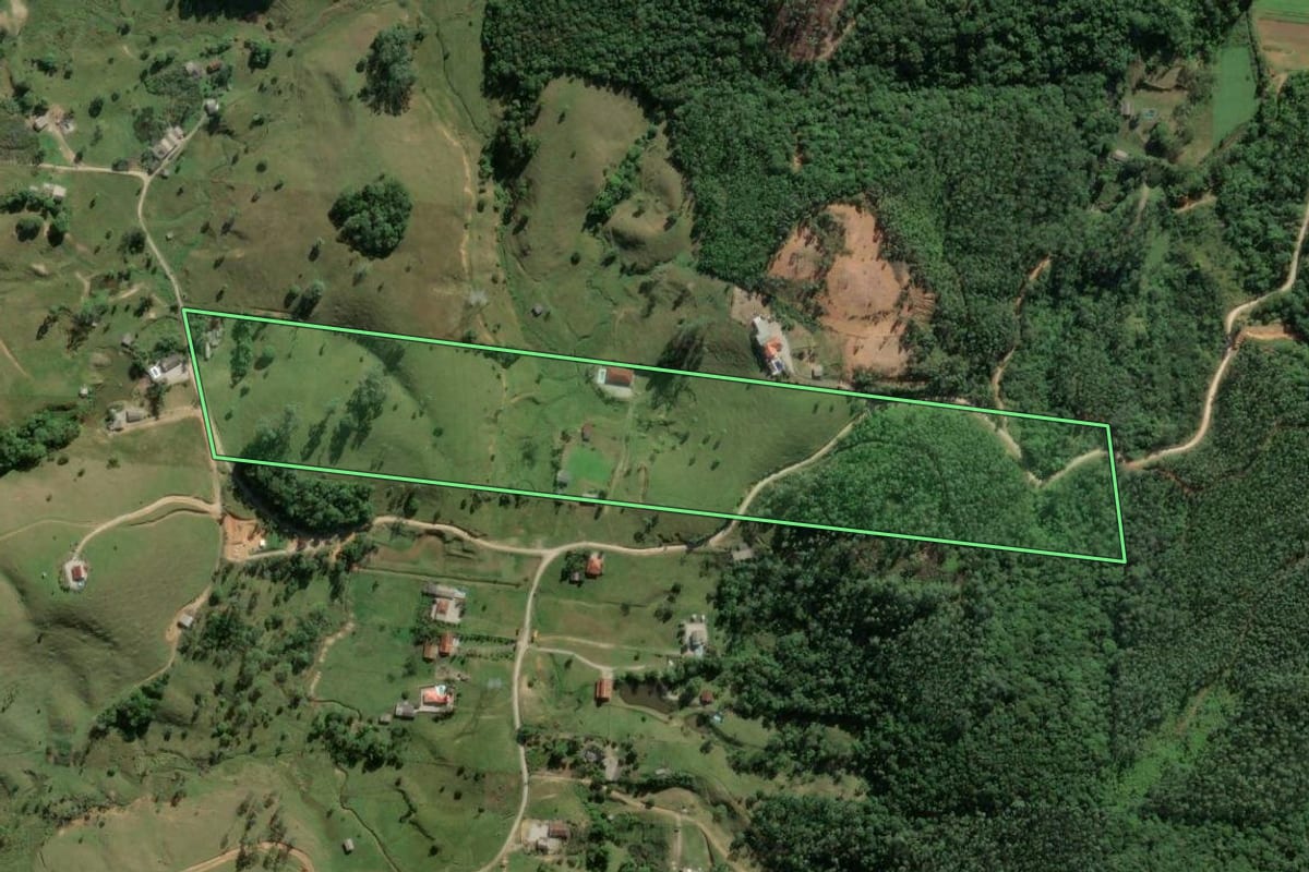 Imagem de satélite do imóvel rural em Biguaçu (SC), com o contorno declarado no CAR desenhado por cima.