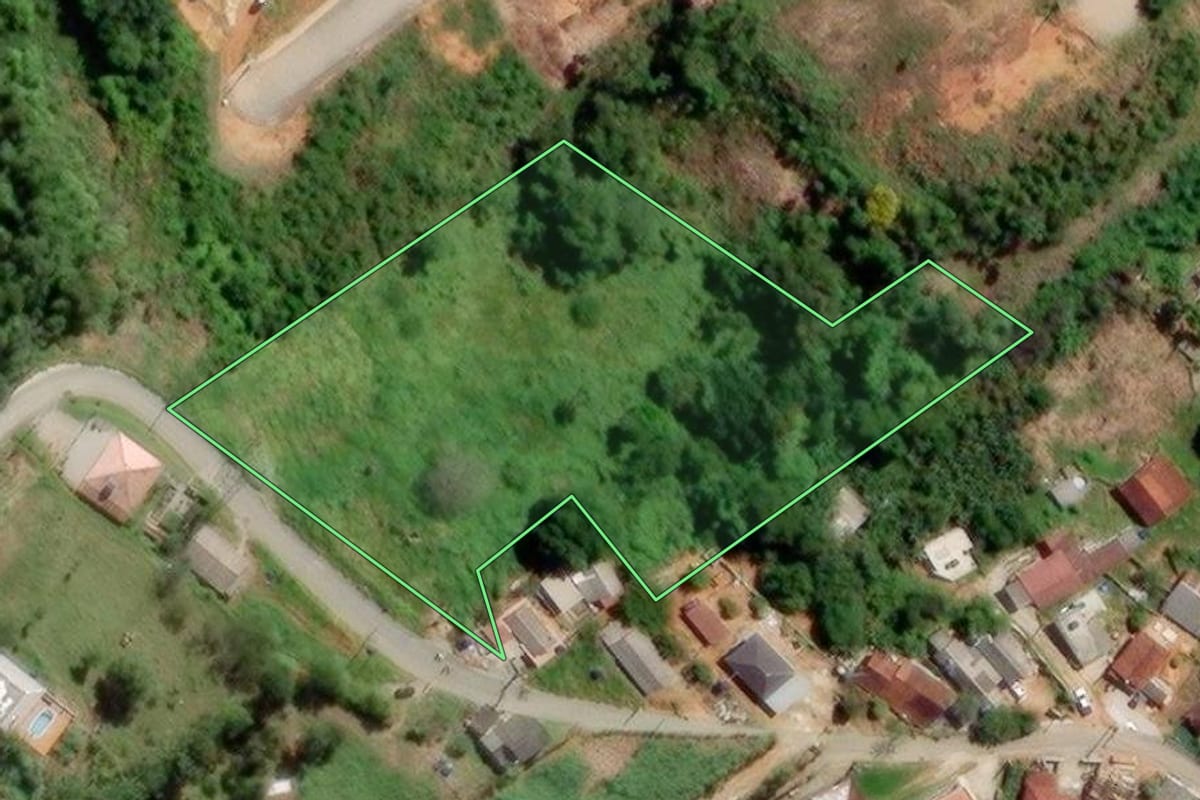 Imagem de satélite do imóvel rural em Biguaçu (SC), com o contorno declarado no CAR desenhado por cima.