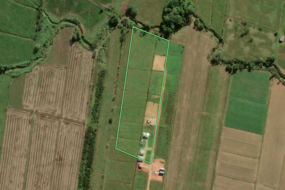 Imagem de satélite do imóvel rural em Biguaçu (SC), com o contorno declarado no CAR desenhado por cima.